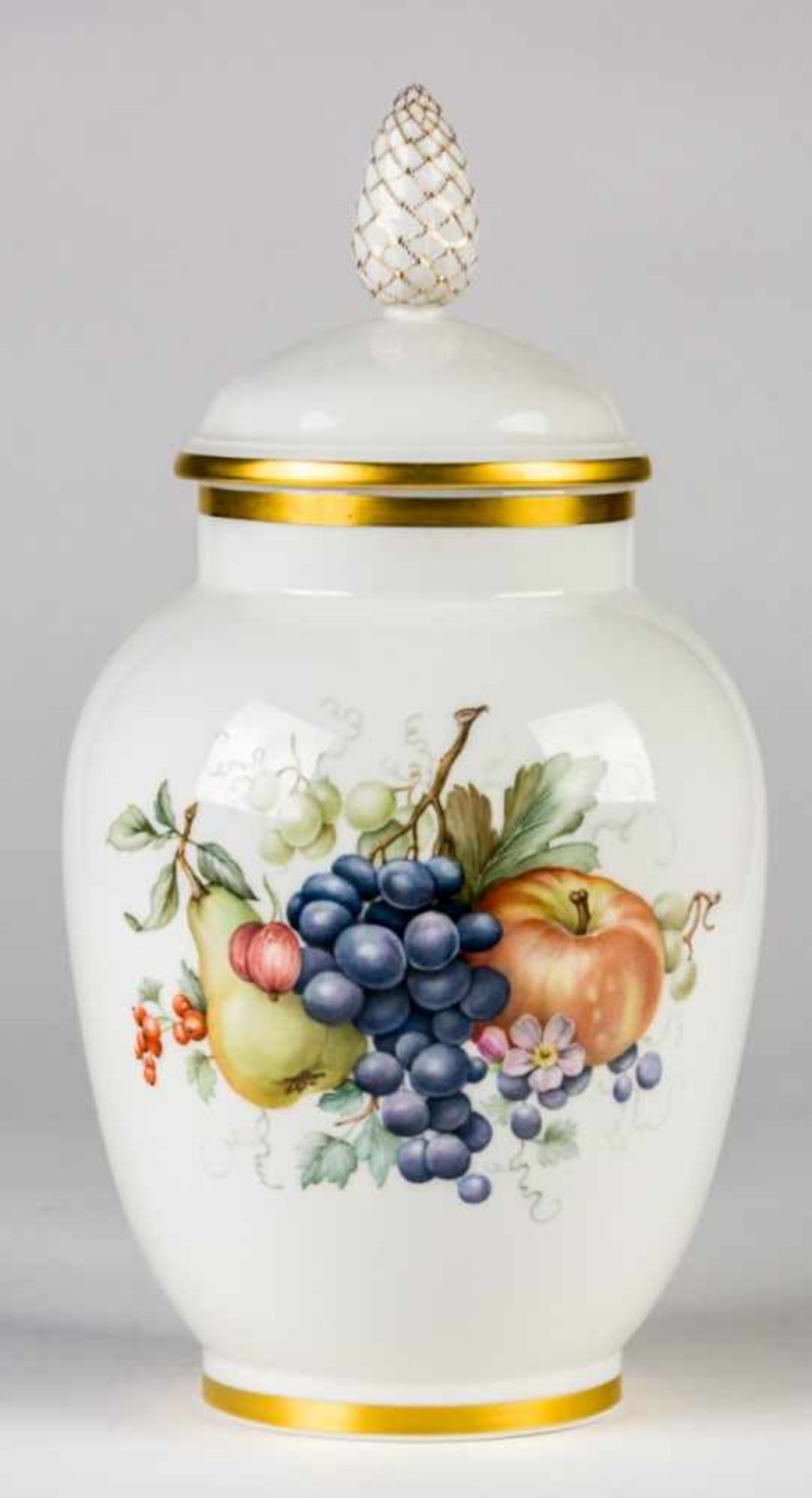 KPM Berlin. Lid vase, 2nd half 20th c. Porcelain. Polychrome naturalistic fruit painting.Gold