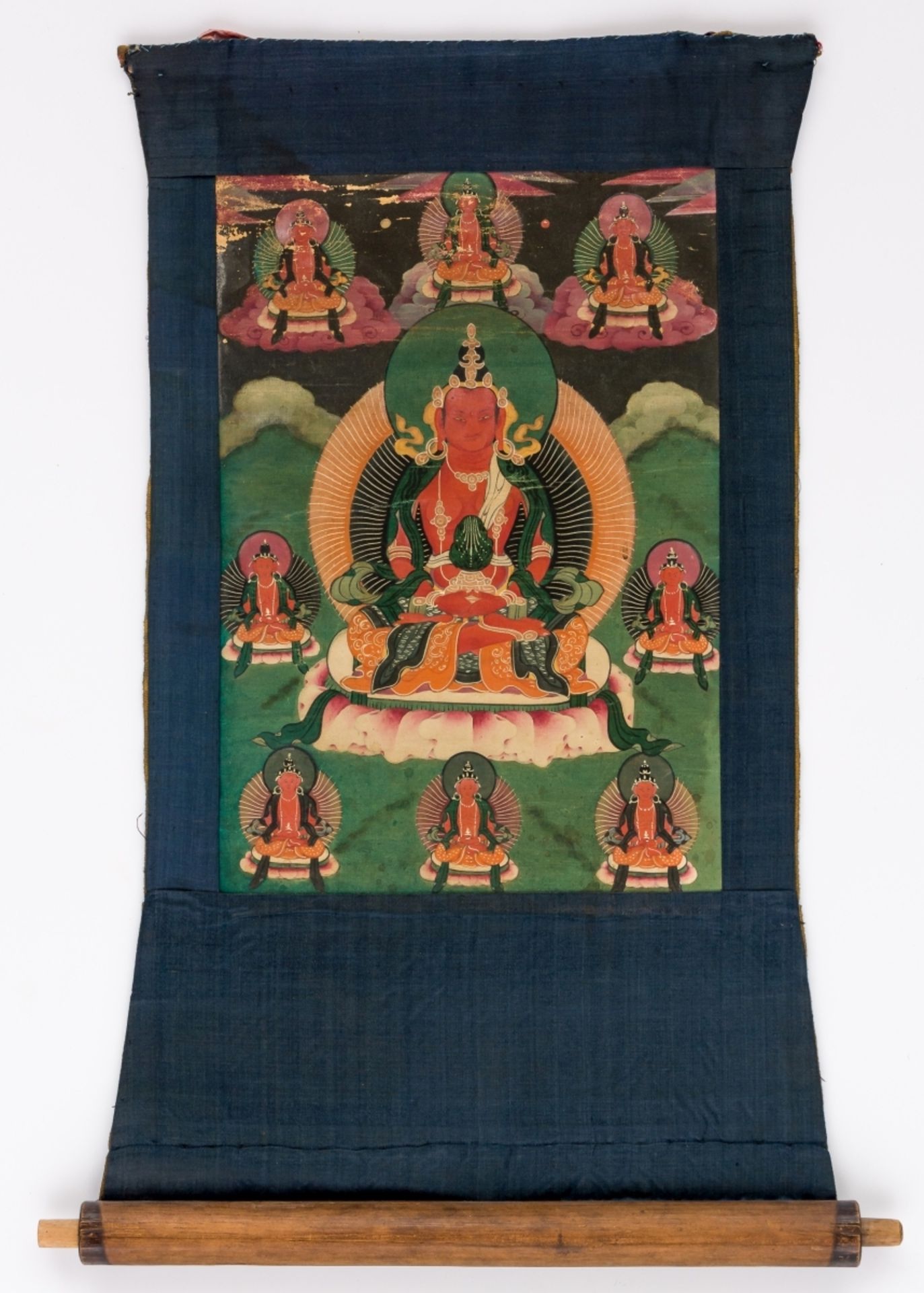 THANGKA MIT BUDDHA AMITABHAMongolei, wohl 19. Jh.60 x 35/43 cm, Bild: 36 x 25 cmProvenienz: - Bild 2 aus 2