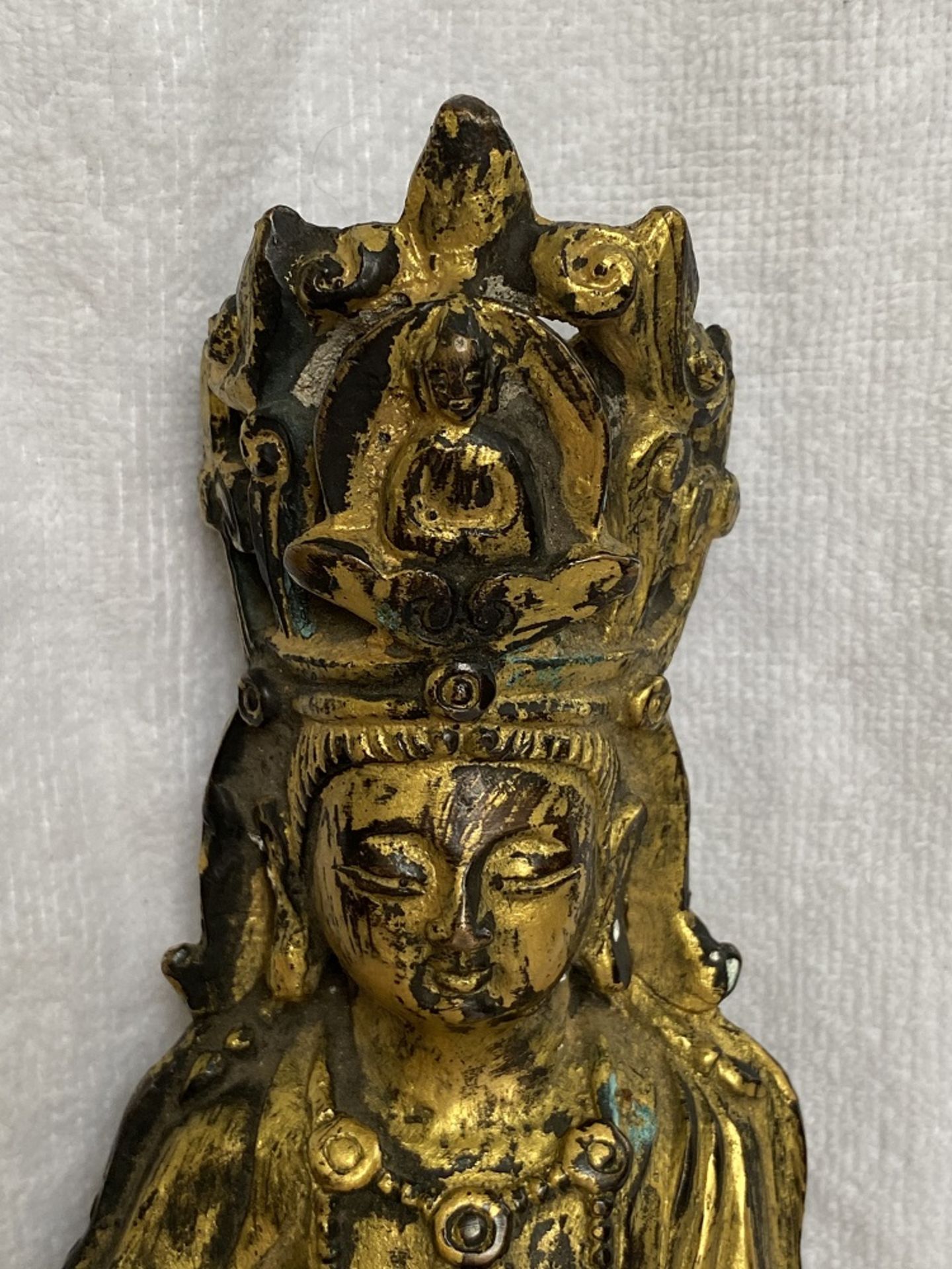 SEHR SELTENER BUDDHA MIT VOGEL UND VASEChina, Bronze, feuervergoldet, wohl 17. Jh. oder früher20 x - Bild 4 aus 5