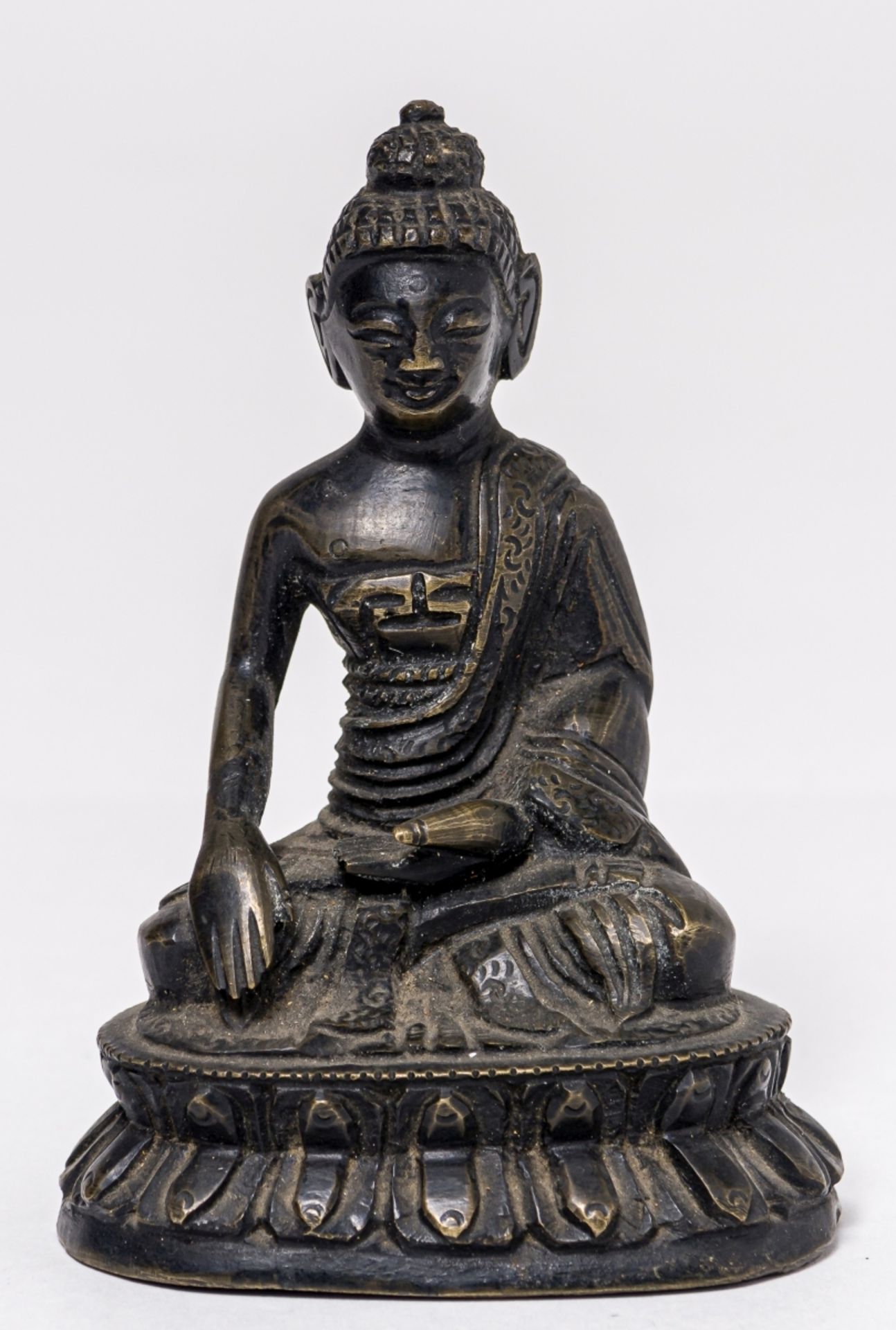 BUDDHA SHAKYAMUNIChina / Tibet, Bronze, 19. Jh. oder älter7 x 5,5 x 10 cm, Gewicht: