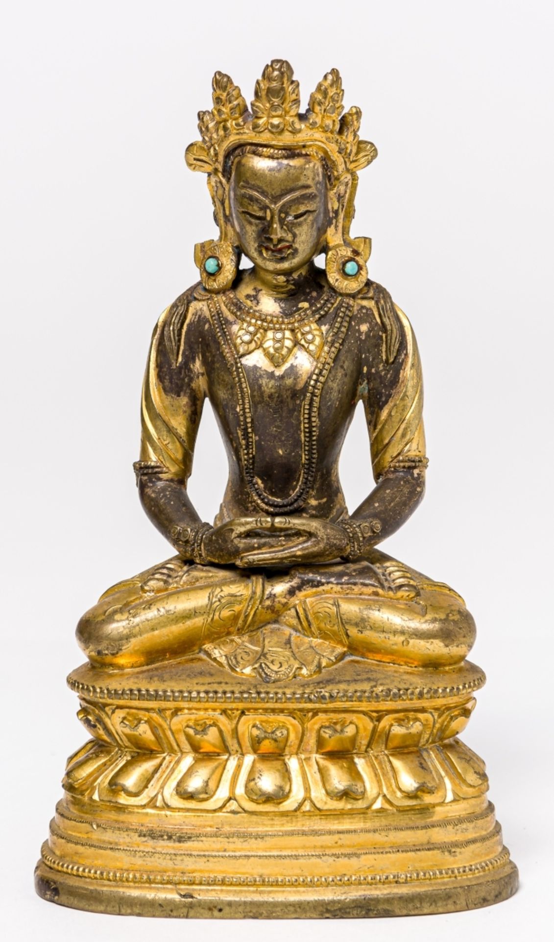 BUDDHA AMITAYUSChina / Tibet, Bronze, teilvergoldet, mit kleinen Türkisen, 19. Jh. oder früher10 x 7