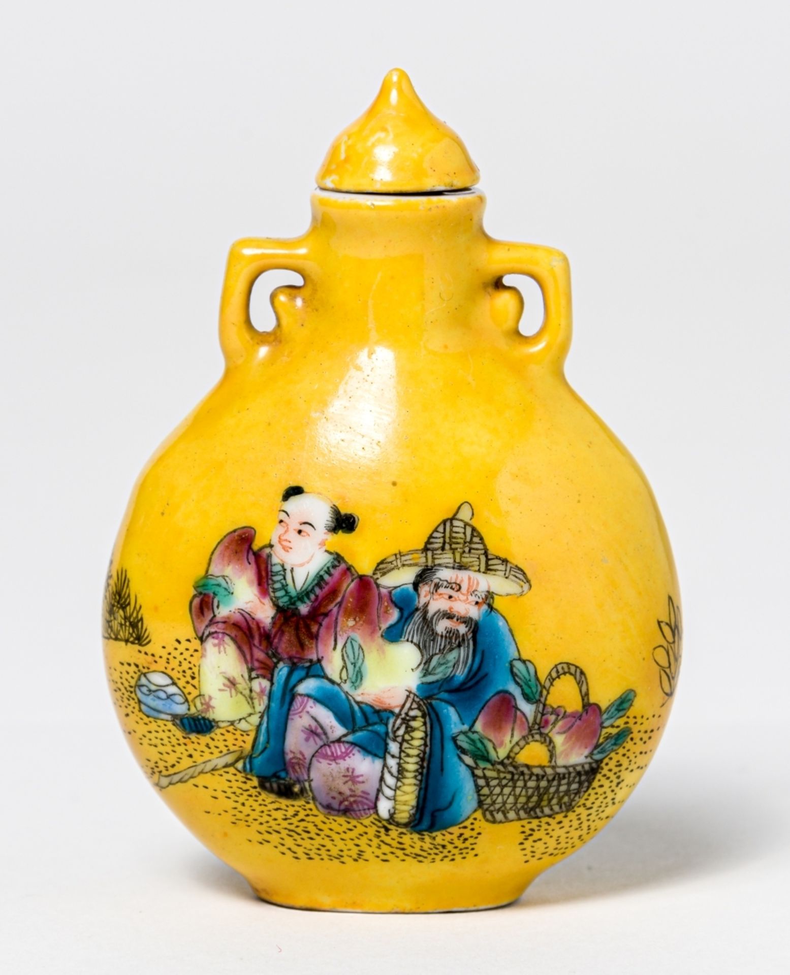 SNUFF-BOTTLE MIT GLÜCKWUNSCHSZENENChina, Porzellan, gelbe Glasur, wohl 19. Jh.Höhe: ca. 6 cm,