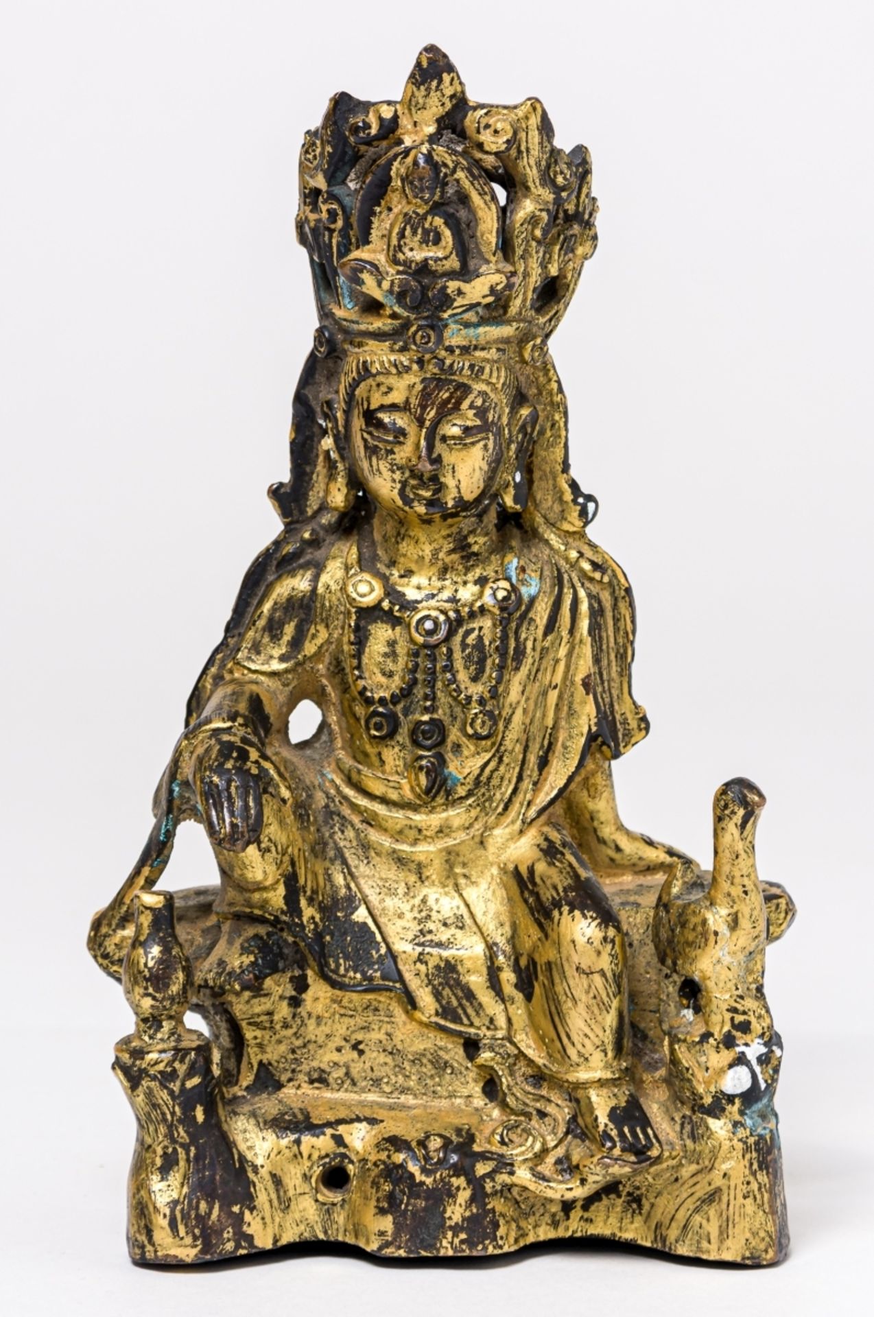 SEHR SELTENER BUDDHA MIT VOGEL UND VASEChina, Bronze, feuervergoldet, wohl 17. Jh. oder früher20 x