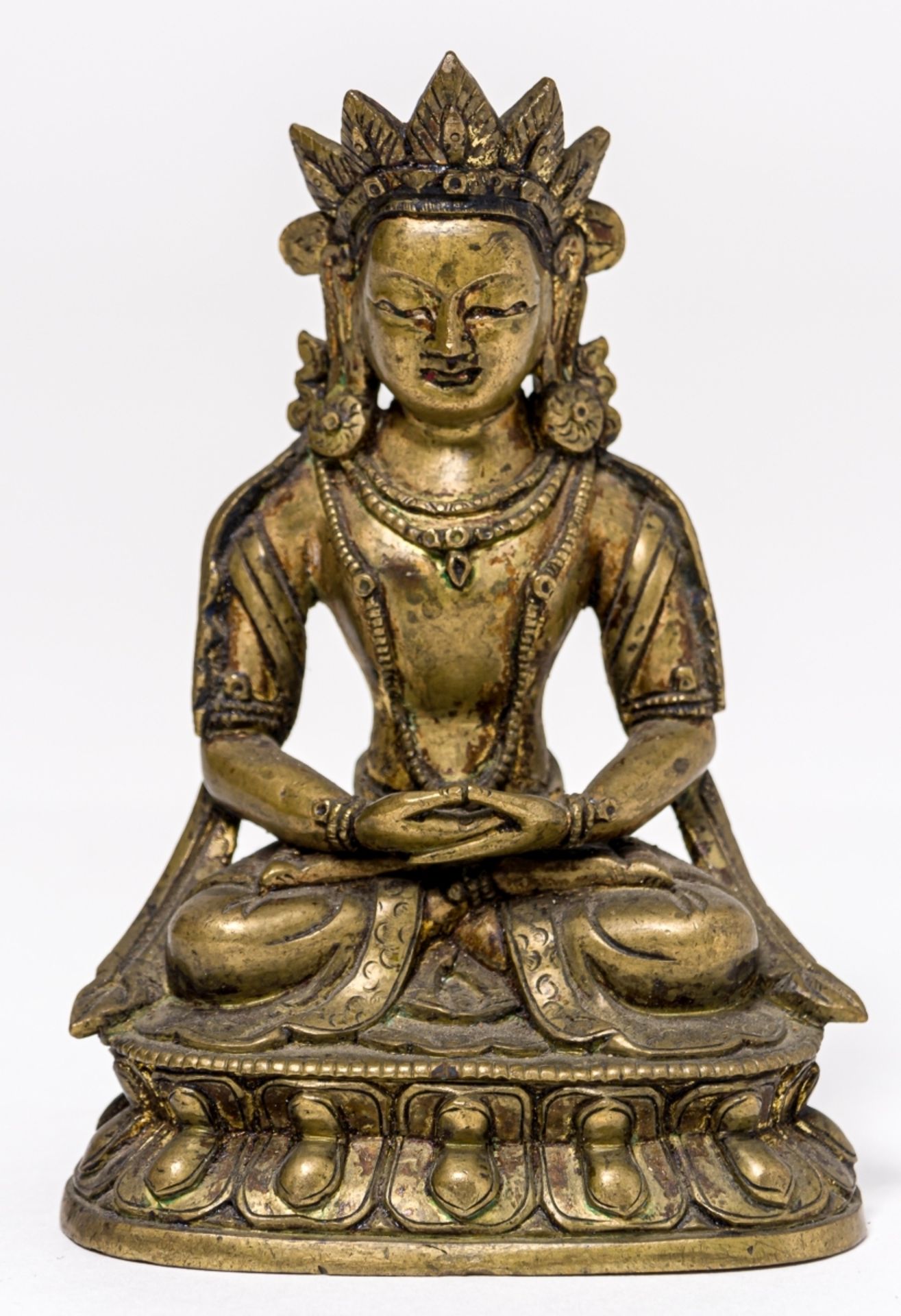 BUDDHA AMITAYUSChina / Tibet, Bronze, Reste von Vergoldung, 19. Jh. oder früher7,5 x 6 x 11,5 cm,