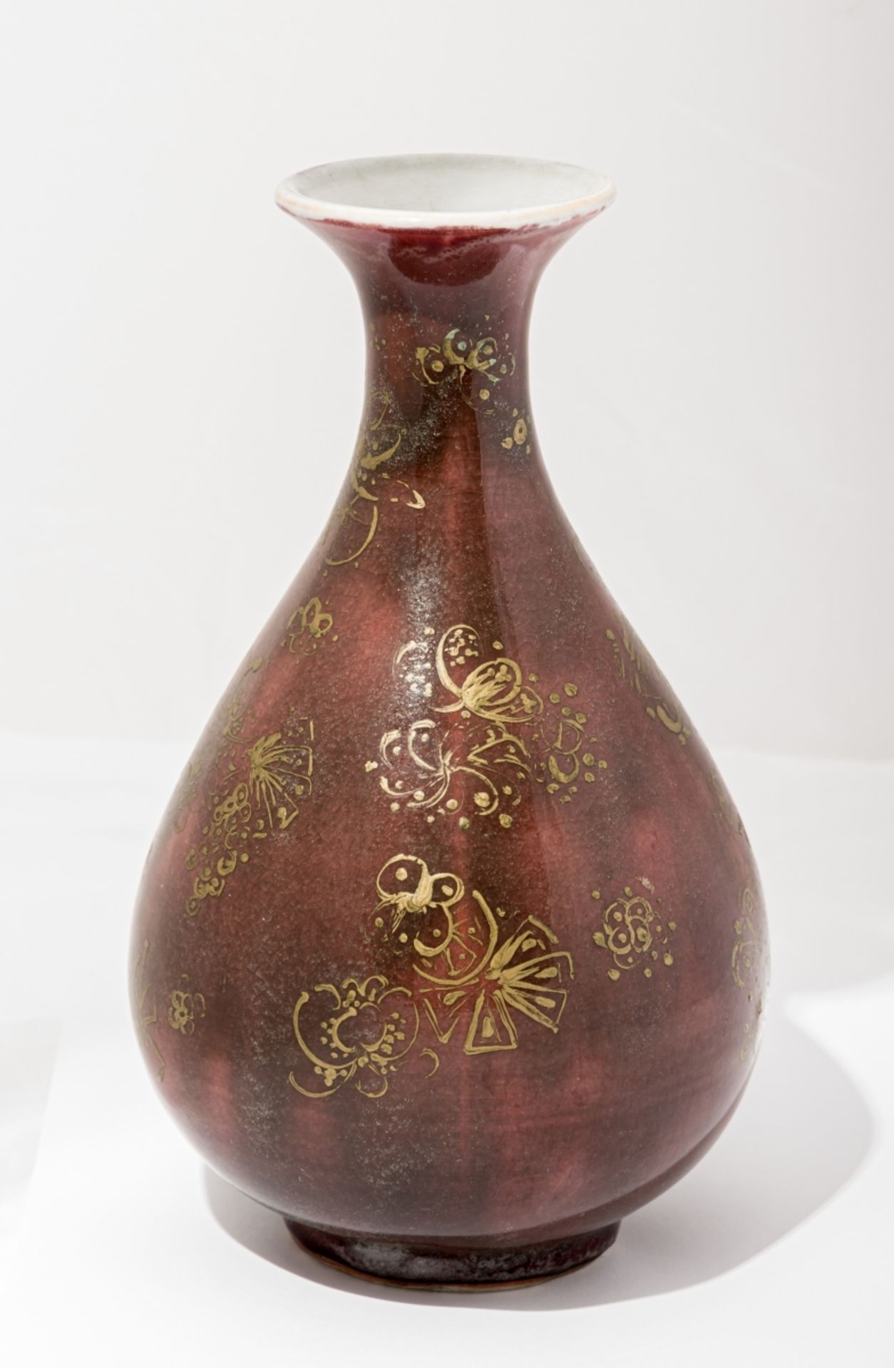 ROTE VASE MIT GOLDBLÜTEN FÜR DEN PALASTGEBRAUCHChina, Porzellan, nei-fu Marke, wohl 17. Jh.