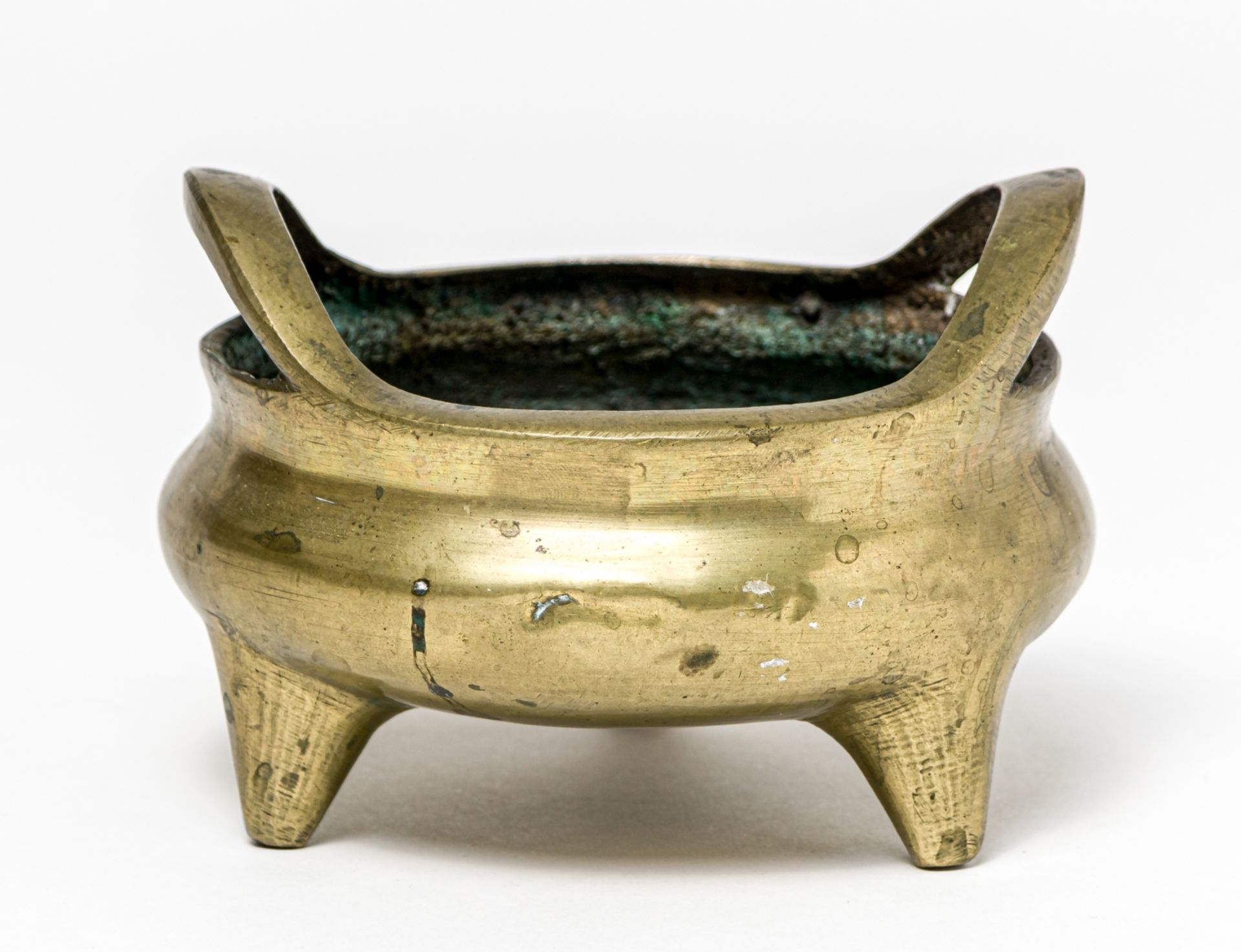 DREIFUSS-RÄUCHERGEFÄSSChina, Bronze, wohl 17. Jh. oder früher13,5 x 13,5 x 9 cm, Gewicht: