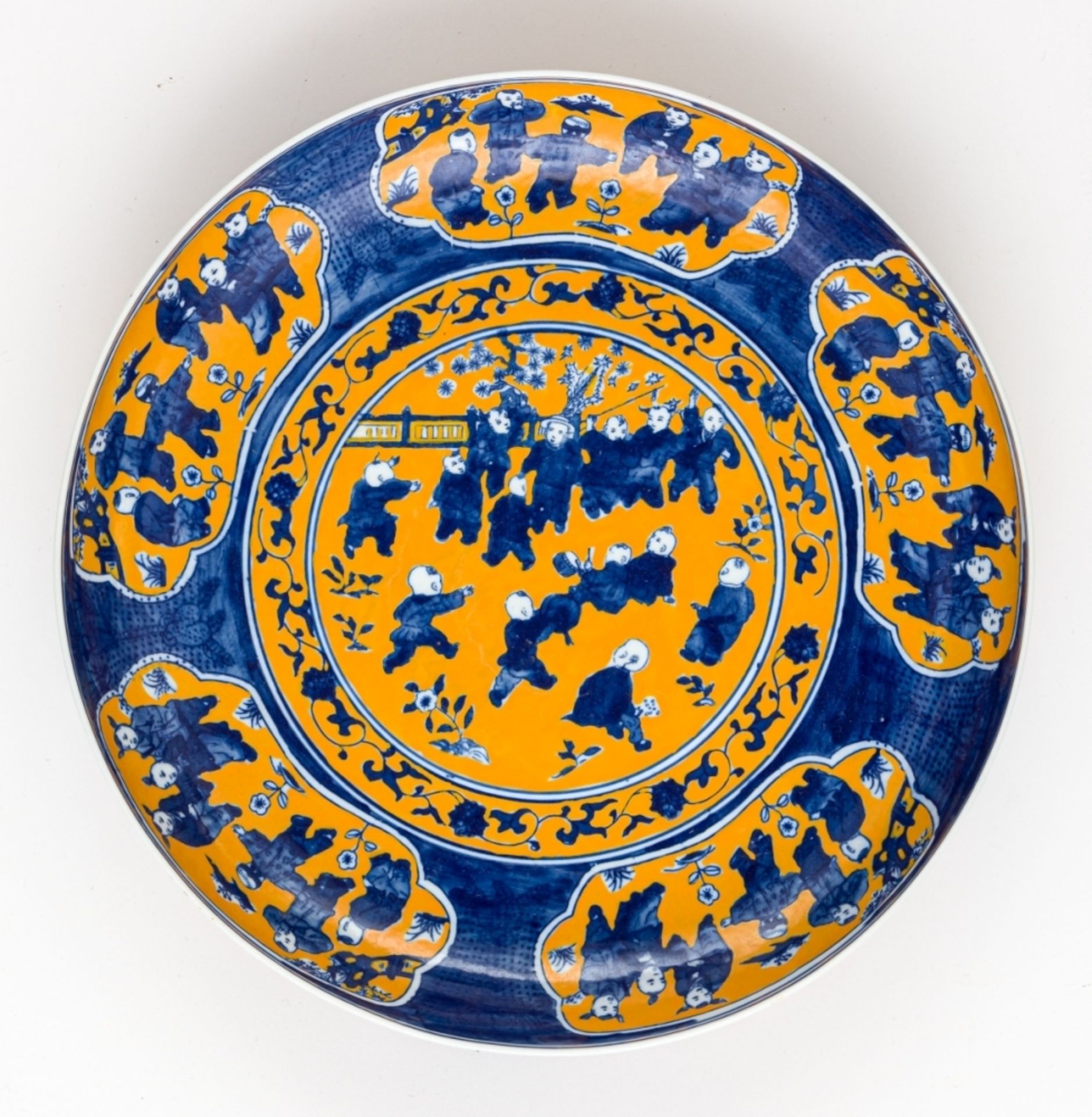 HUNDERT-KINDER-SCHALEChina, Porzellan, famille jaune mit blau, datiert Wanli, wohl um