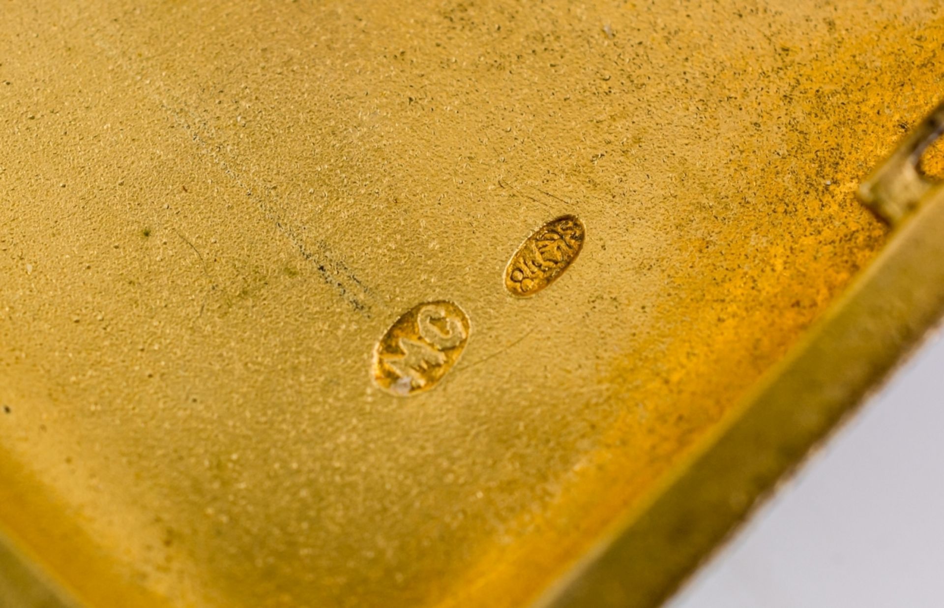 AUFWENDIG EMAILLIERTES ZIGARETTEN-ETUIRussland, Silber (176g), vergoldet, mit Cloisonné- - Image 3 of 3