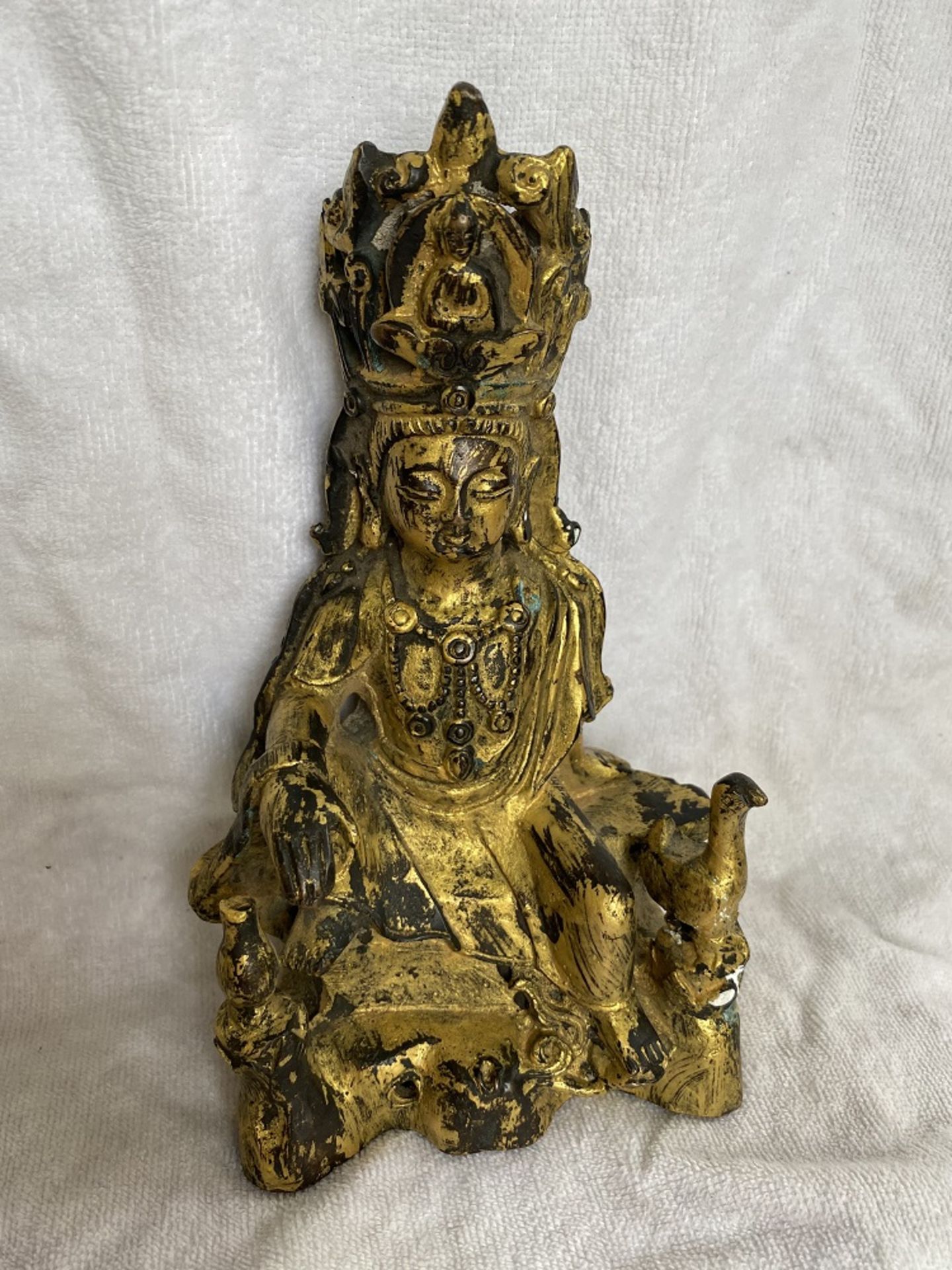 SEHR SELTENER BUDDHA MIT VOGEL UND VASEChina, Bronze, feuervergoldet, wohl 17. Jh. oder früher20 x - Bild 2 aus 5