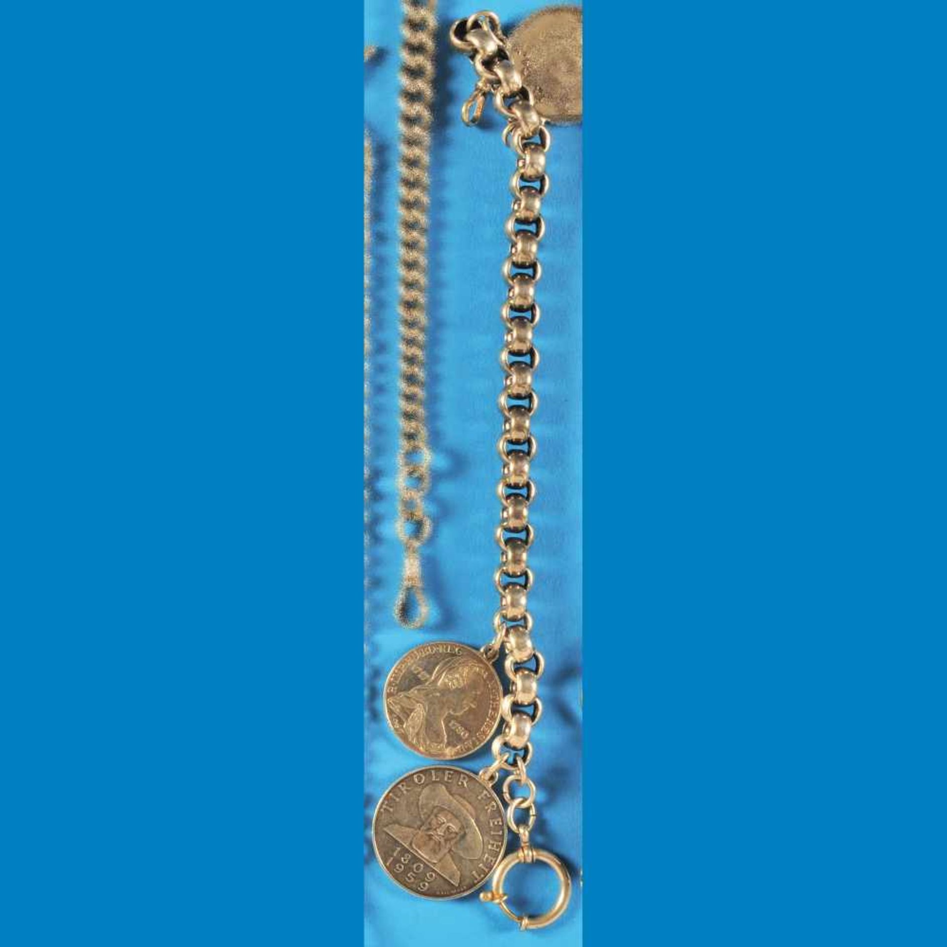 Silver-plated watch chainVersilberte Taschenuhrkette mit Münz-Anhängern (7088), L = 25 cm<b