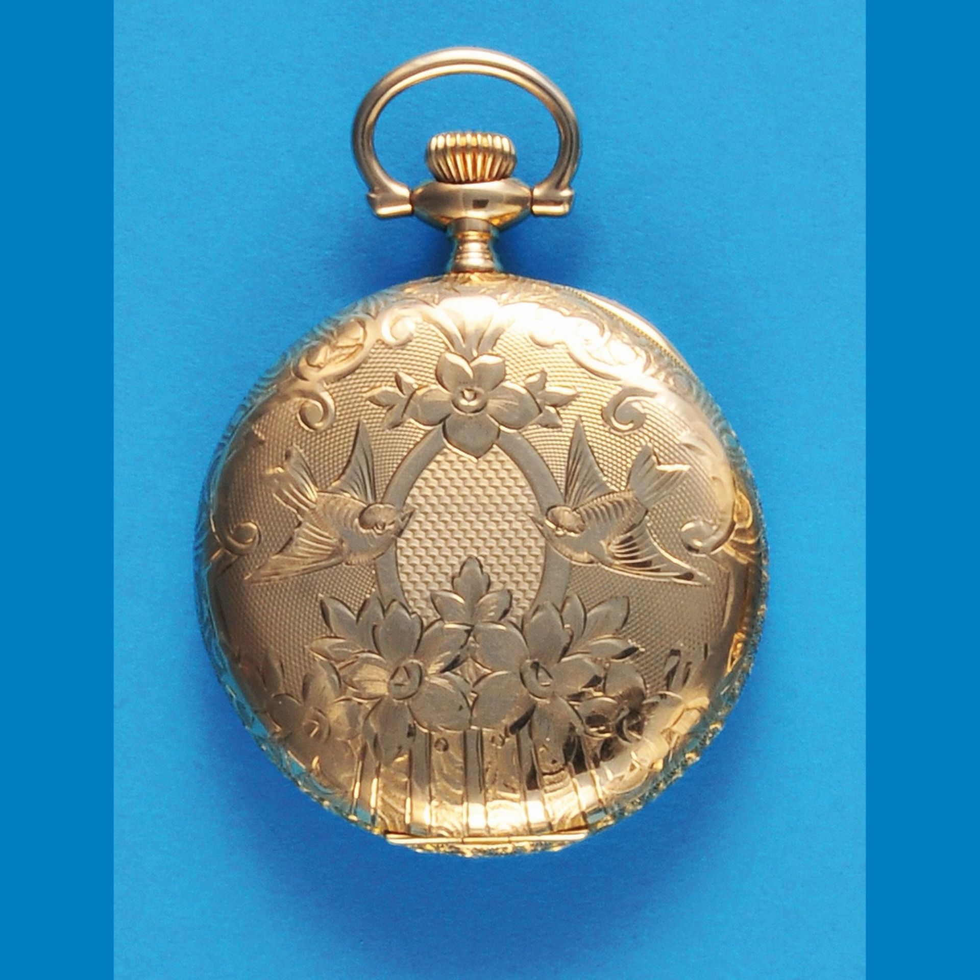Reich gravierte Jugendstil-Goldtaschenuhr mit Sprungdeckel, A.W.W.Co. Waltham, Mass., mit Vögeln - Bild 2 aus 2