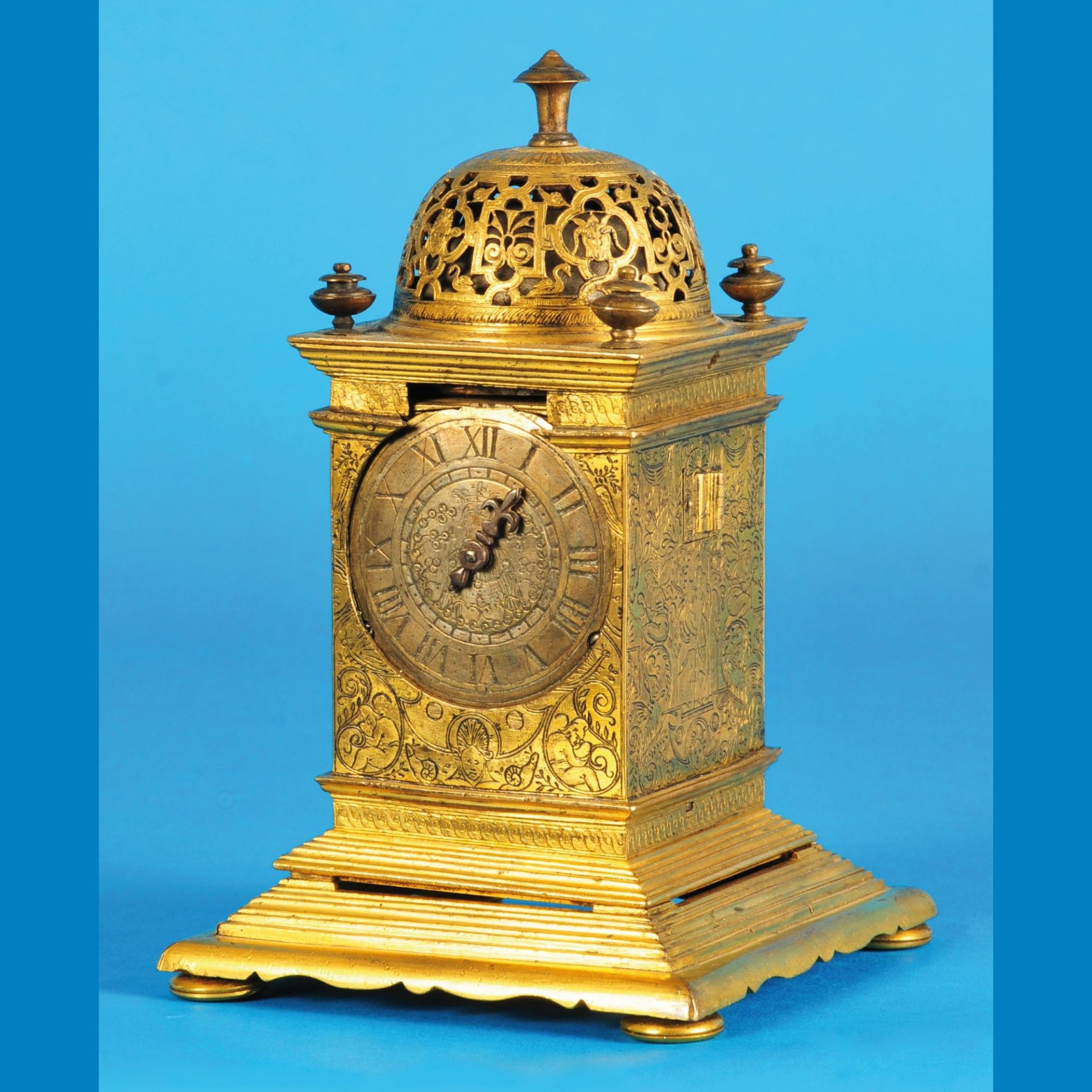 Kleine Rennaisance-Türmchenuhr mit Stundenschlag auf Glocke und Waagunrast, um 1600, auf gestuftem
