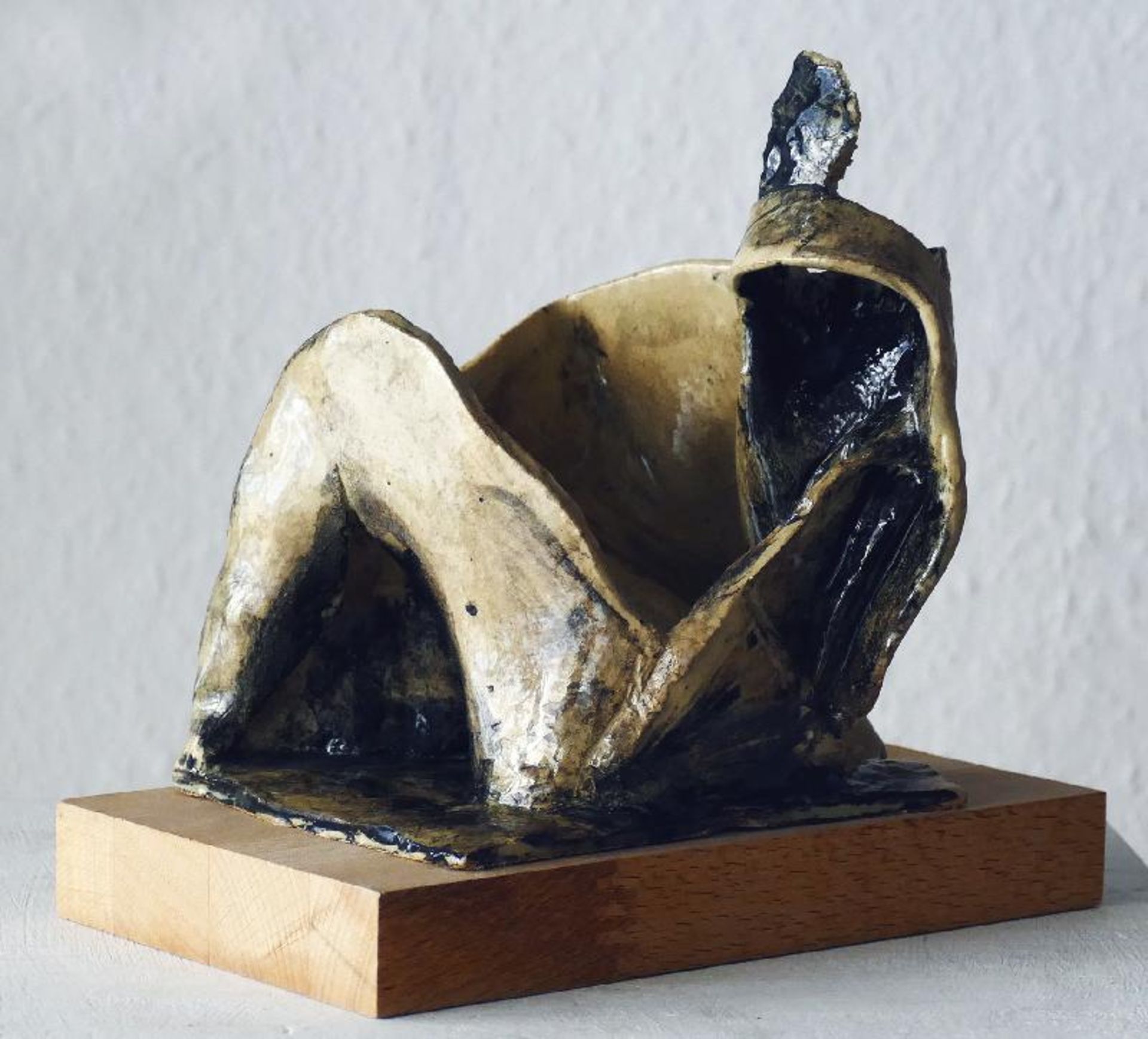 Vent, Hans (Sitzende Figur)Terrakotta, bemalt und glasiert, lose auf Holzsockel, 1998, h: 165 mm, b: - Bild 2 aus 3