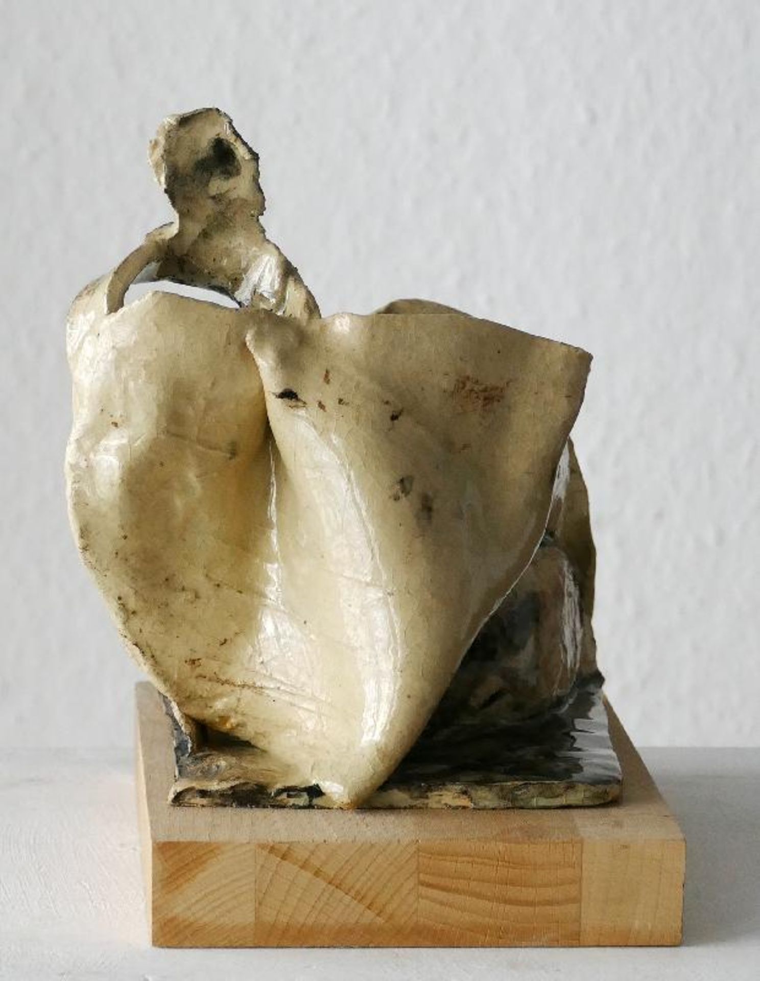 Vent, Hans (Sitzende Figur)Terrakotta, bemalt und glasiert, lose auf Holzsockel, 1998, h: 165 mm, b: - Image 3 of 3