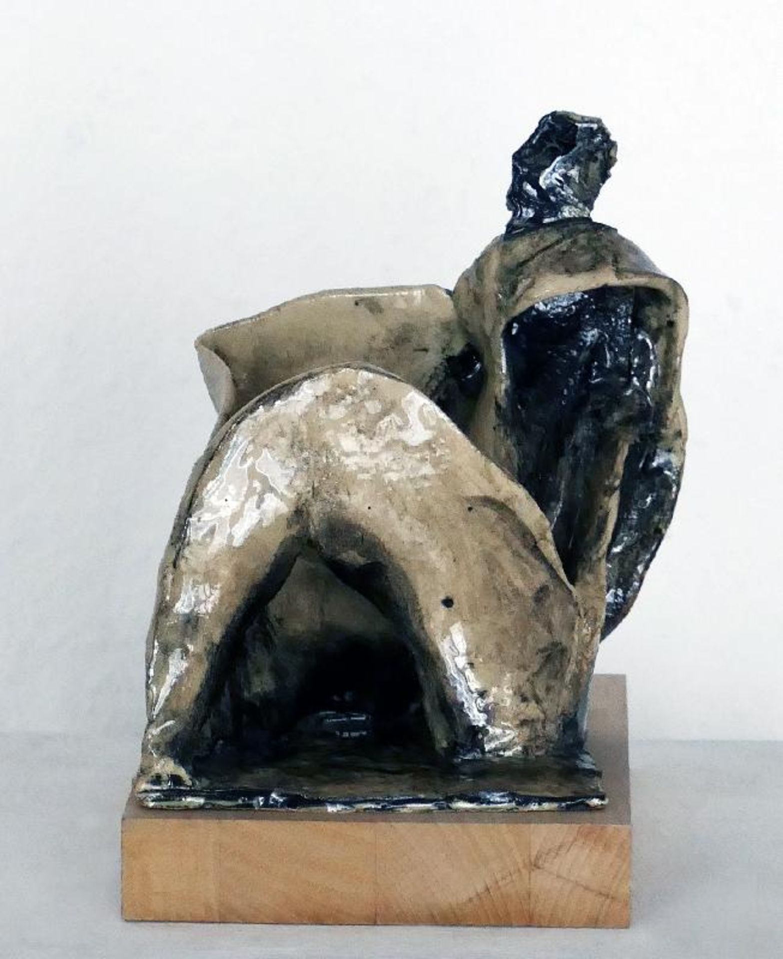 Vent, Hans (Sitzende Figur)Terrakotta, bemalt und glasiert, lose auf Holzsockel, 1998, h: 165 mm, b: