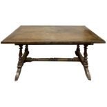 Table-fratino walnut floor, late seventeenth century. spool Foot with central crossbar. Small