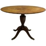 Round table, late nineteenth century. Top with inlay, 4 foot races. H 76 cm, diameter cm 110. Small