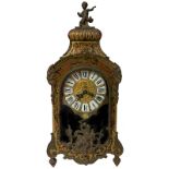 Clock Boulle style veneer, late nineteenth century. Applications in gilded brass, enamel dial with