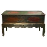 Chest in wood lacquered in red boxes. Late eighteenth century. 112. H Cm Cm 182x56.