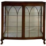 Low mahogany showcase, England, early twentieth century. H cm 120x118x34.