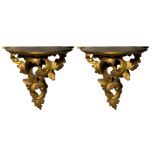 Pair of wall shelves in gilded wood, early twentieth century. H cm 25x22x11.