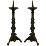 Pair of bronze candle stands, XVIII century. Base with lion shaped feet. H cm 37.