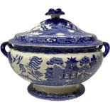 Tureen with landscapes in the colors of blue and white, England, XX century. H cm 29, cm 35,5x26.