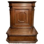 Prie-dieu, seventeenth century. In walnut wood with applied frames. H 95x60x55 cm.