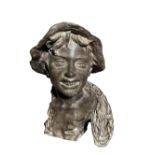 V. Cinque (Naples 1852-1929). Young Face with hat. Bronze patinated gray. Signature on the back. H