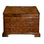 Ribalta walnut, Emilia, eighteenth century. 3 plus two small Drawer in the head, with abbattant