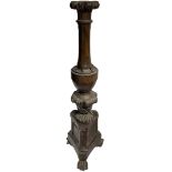 Candle stand in walnut wood, base with three lion's paws, XVIII century. H 161 Cm.