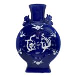 Porcelain chinese vase with design of two-handled jug, blue and decorations of dragons I note in