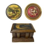 Three snuffboxes twentieth century. Black, with lid decorated with landscape. Signed. Diameter 8.5