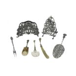 Lot of silver 800 objects. Holder and small serving utensils. Gr 210