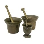 Lot of three mortars in bronze with pestle. 8 cm, 8 cm and 7 cm.