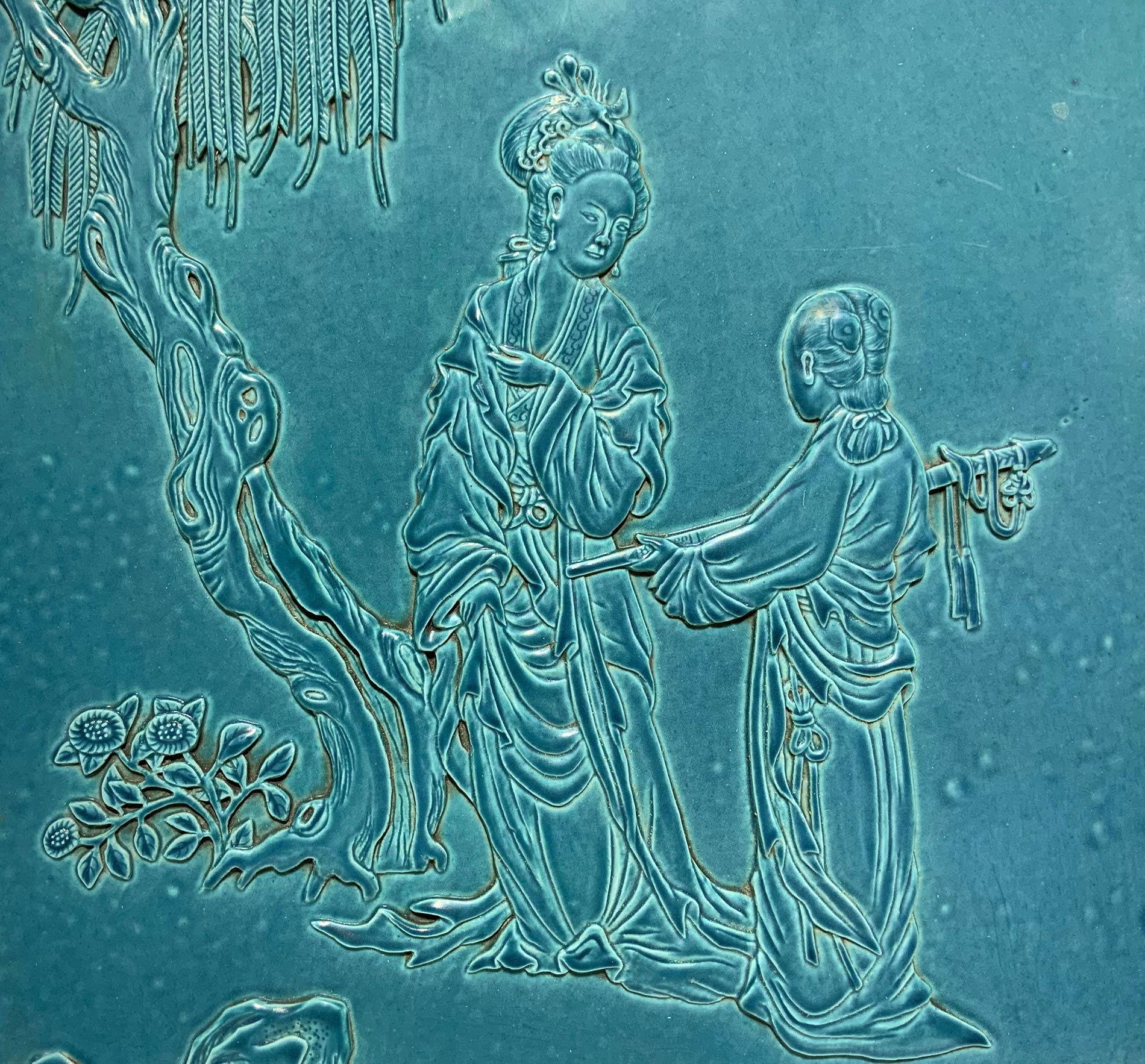 Chinese plate in porcelain, China, XX century. On turquoise background with decoration in relief - Image 3 of 6