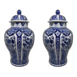 Pair of earthenware vases potiche Delft, XX century. 30 Cm