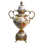 Potiche Vase in porcelain with floral decoration. H 51 cm.