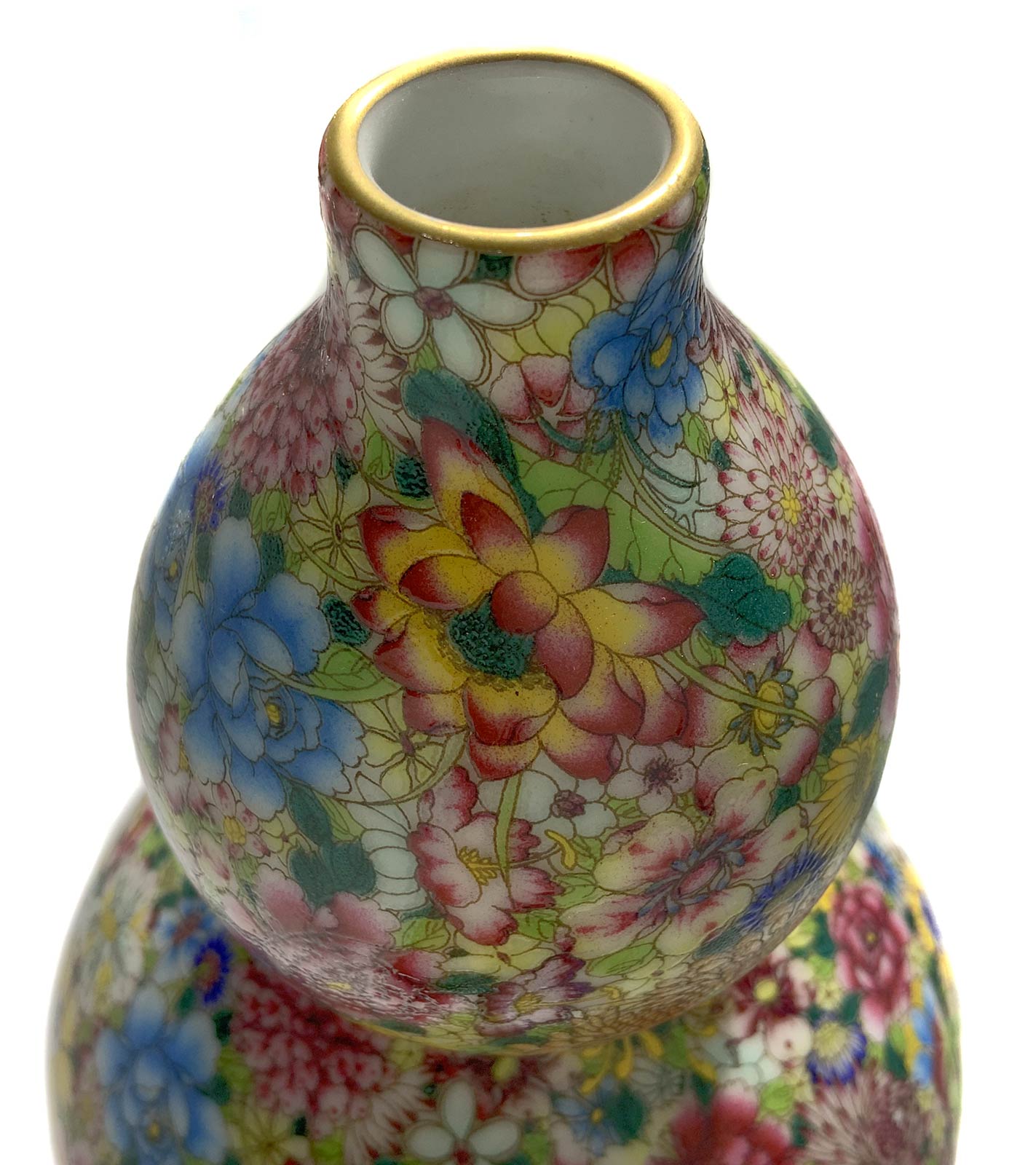 Couple of small chinese double-gourd vases finely decorated in the style of "a thousand flowers". - Image 2 of 3