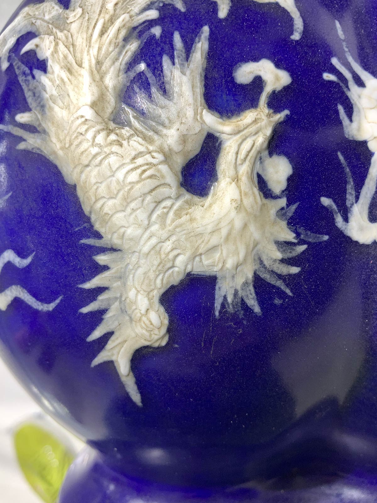 Double chinese vase, blue with relief decoration on both sides with dragons in white, with lid. - Image 3 of 3