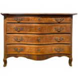 Chest of drawers in walnut and olive wood with four drawers, feet cabriolet, inlaid on the floor