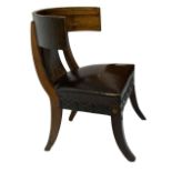 Klismos model chair in walnut and leather seat, brass details, early nineteenth century. H cm