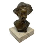Brown patinated bronze depicting a young boy with hat, G.De Martino (1870, Naples - Naples, 1935).