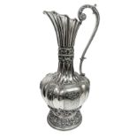 Important silver amphora, early twentieth century. With handle, lobed body and embossed. H cm 41.