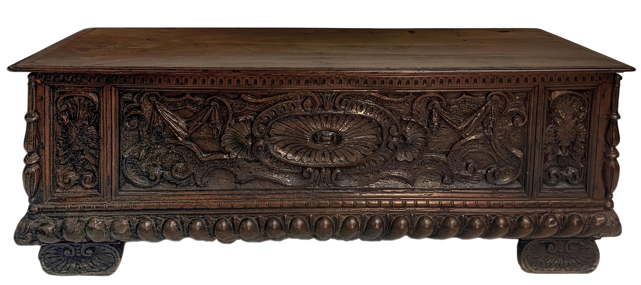 Chest in walnut, seventeenth century Tuscany. Carved on the front with baroque styles, the basic