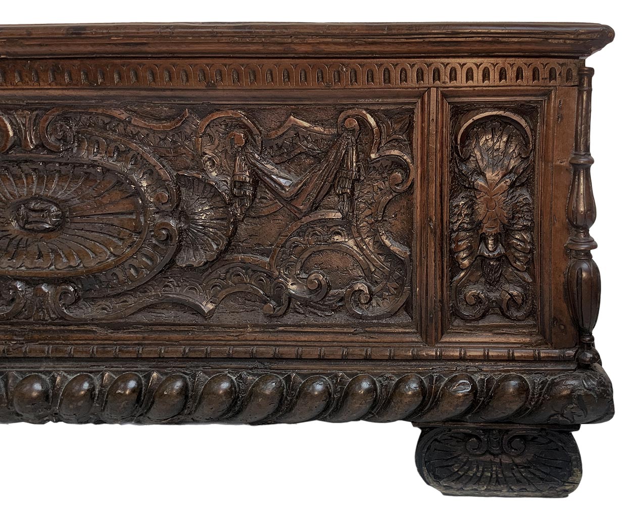 Chest in walnut, seventeenth century Tuscany. Carved on the front with baroque styles, the basic - Image 4 of 7