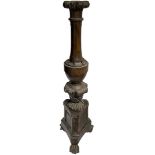 Candlestick in walnut wood, according to three lion's paws, XVII century. H 161 Cm.