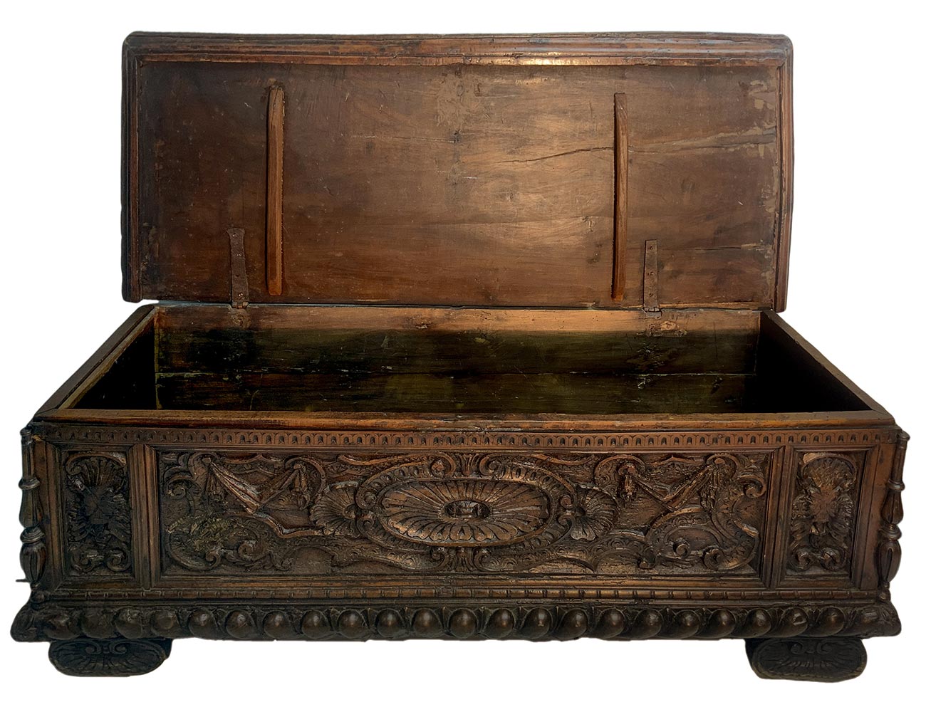 Chest in walnut, seventeenth century Tuscany. Carved on the front with baroque styles, the basic - Image 3 of 7