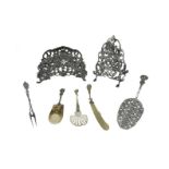 Silver Group consists of 800 small napkin holder and serving utensils. Gr 210