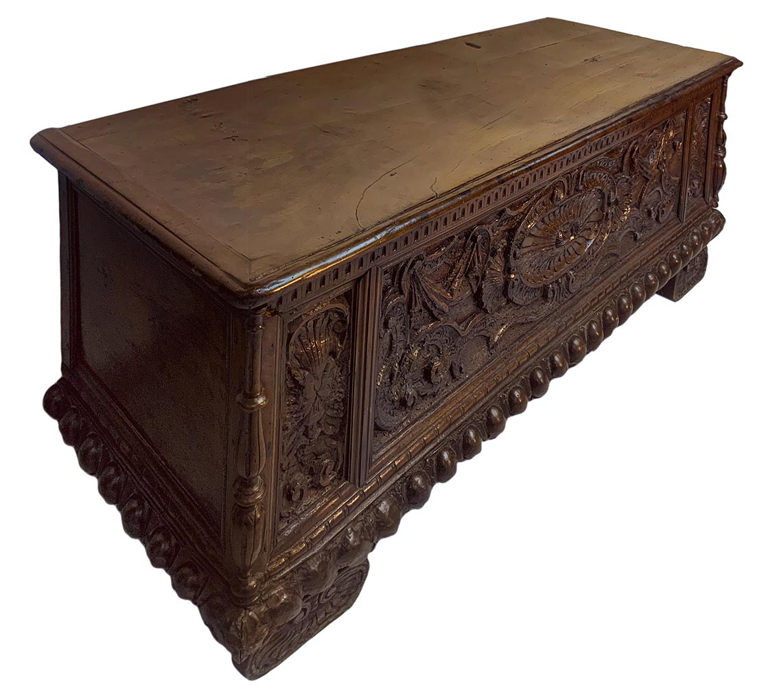 Chest in walnut, seventeenth century Tuscany. Carved on the front with baroque styles, the basic - Image 2 of 7